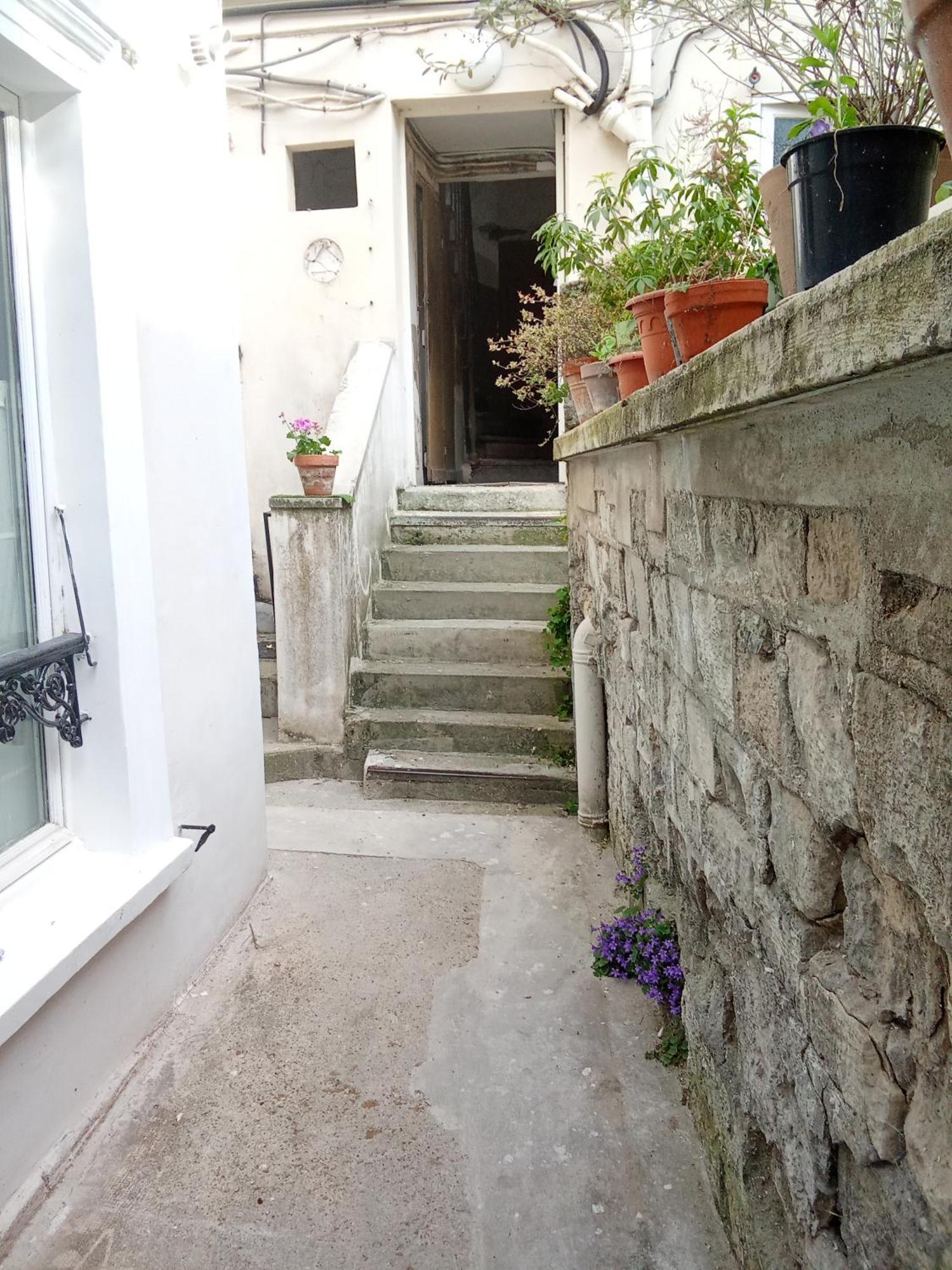 A Secret Garden In Montmartre Homestay